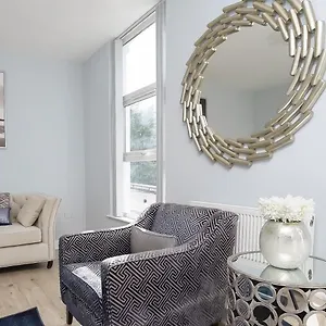 Apartment Centre 3 Bdr Townhouse By Breaks, Belfast